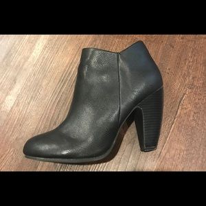 Versona Vegan leather bootie heels (black) sz10